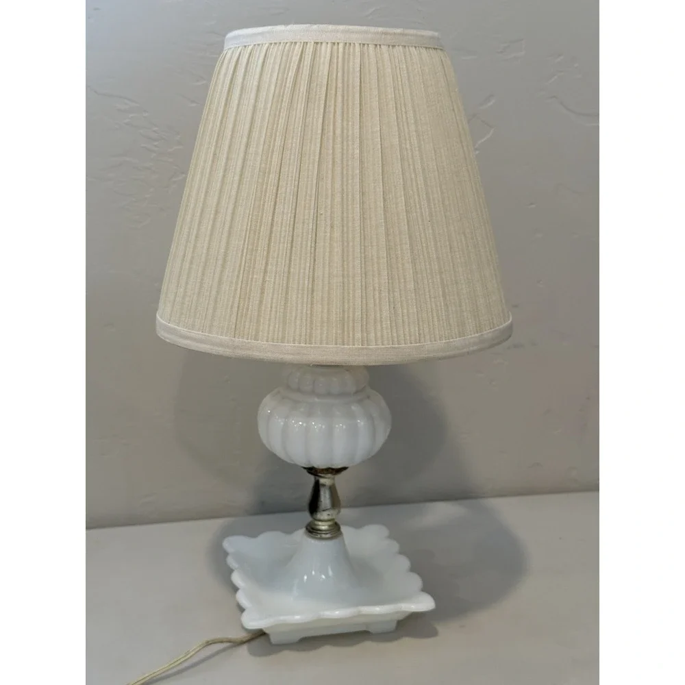 Vintage Milk Glass Leviton Table Accent Table Lamp 15